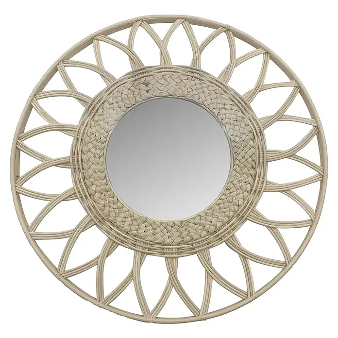 Espejo de pared Oppo - Diámetro: 50 cm, Natural - Primer plano de un espejo redondo decorativo de ratán con un marco ornamentado y tejido sobre un fondo negro.