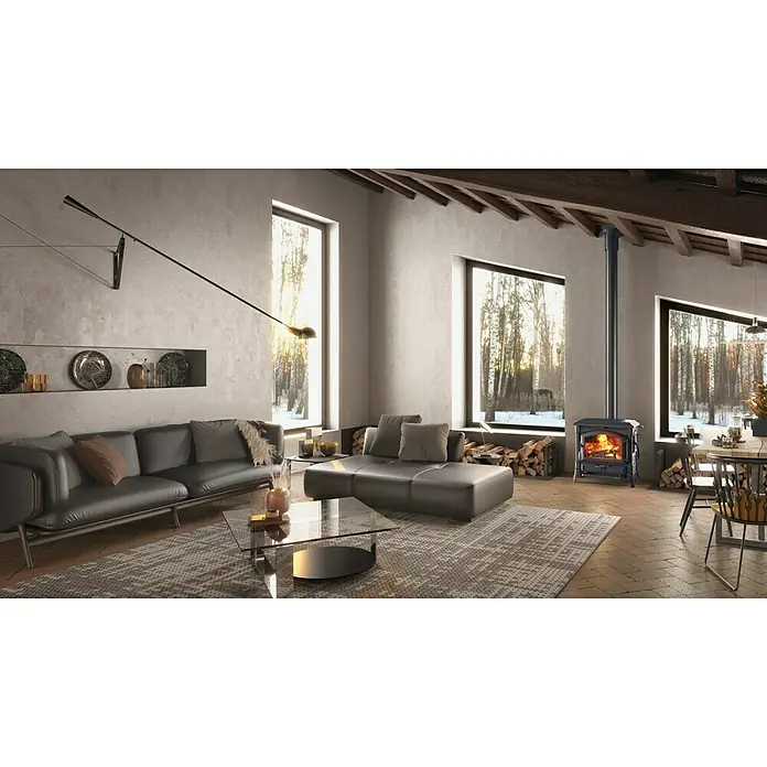 La Nordica Kaminofen Isotta Evo - 14,5 kW, Mit Kochplatte, Raumheizvermögen: 338 m³, Material Verkleidung: Stahl, Schwarz - Ein gemütliches Wohnzimmer mit einem modernen Sofa und einem Kamin, der Wärme und Behaglichkeit ausstrahlt. Die Einrichtung ist stilvoll und einladend.