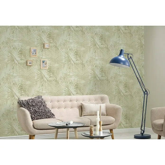 A.S. Création Hygge Vliestapete - Hellgrün, Floral, 10,05 x 0,53 m - Eine gemütliche Szene mit einem beigen Sofa, einem blauen Stehlampe und kleinen Tischen, die eine entspannende Atmosphäre schaffen.
