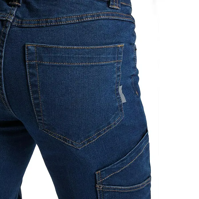 Pantalones de trabajo Raptor - 42, Azul, Caballeros - Primer plano del bolsillo trasero de unos vaqueros azules, que muestra las intrincadas costuras y los detalles de diseño.