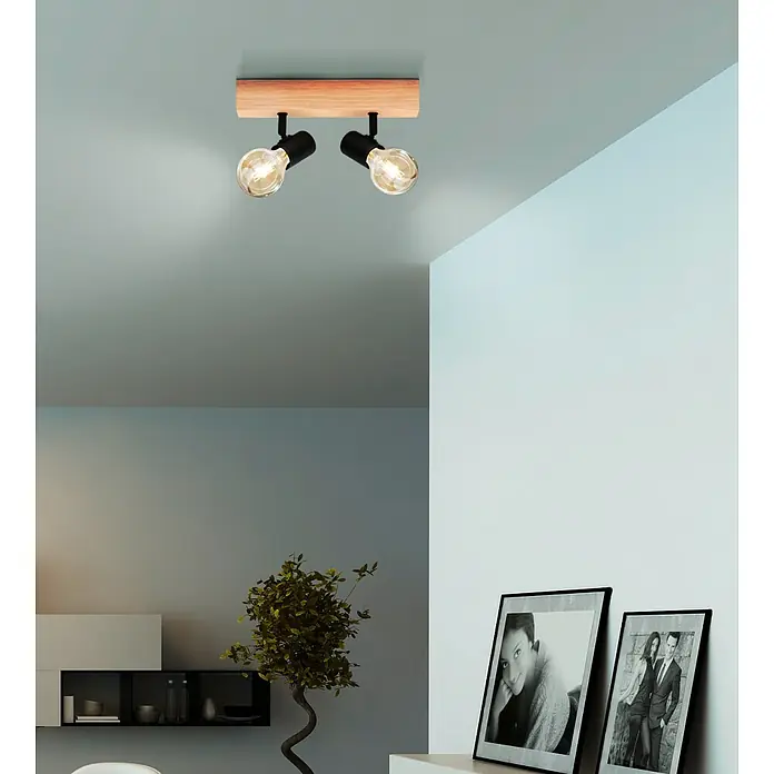 Eglo Townshend 3 Wandstrahler - 120 W, L x B x H: 30 x 5 x 5 cm, Braun/Schwarz, E27, 2 Stk. - Nahaufnahme einer modernen Deckenleuchte mit zwei Strahlern, die ein warmes Licht verbreitet und das Interieur aufwertet.\n