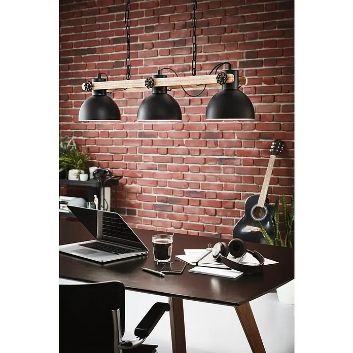 Eglo Lubenham Pendelleuchte - 84 W, L x B x H: 90 x 20 x 110 cm, Schwarz/Braun, E27, 3 Stk. - Hängelampe mit drei Leuchten im Industrial-Stil über einem Schreibtisch mit Laptop, Notizbuch und Kopfhörern, die eine warme Atmosphäre erzeugt.