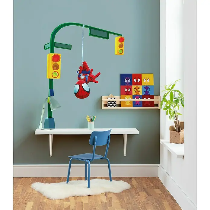 Komar Marvel Wandtattoo Spidey & Friends Lamp Swing - Bunt, 5 -tlg. - Kinderzimmer mit Spiderman Deko: Schreibtisch, blauer Stuhl und Spiderman Wandkunst mit Ampel-Lampe für ein verspieltes Ambiente.
