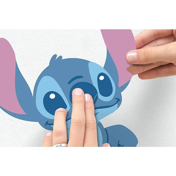 Komar Wandtattoo Stitch Aloha - Bunt, 31 -tlg. - Aufbringen eines Stitch-Wandtattoo-Aufklebers auf eine weiße Wand, wodurch ein lustiges und farbenfrohes Dekorationsstück entsteht.