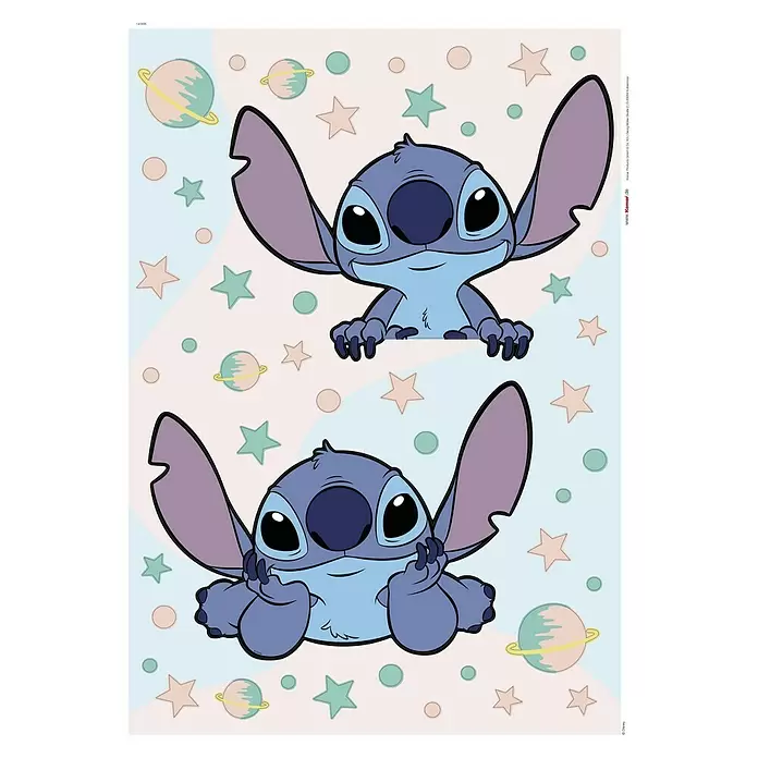 Komar Wandtattoo Stitch Dream - Bunt, 49 -tlg. - Zwei blaue Stitch-Charaktere posieren fröhlich zwischen Planeten und Sternen auf einem pastellfarbenen Hintergrund.