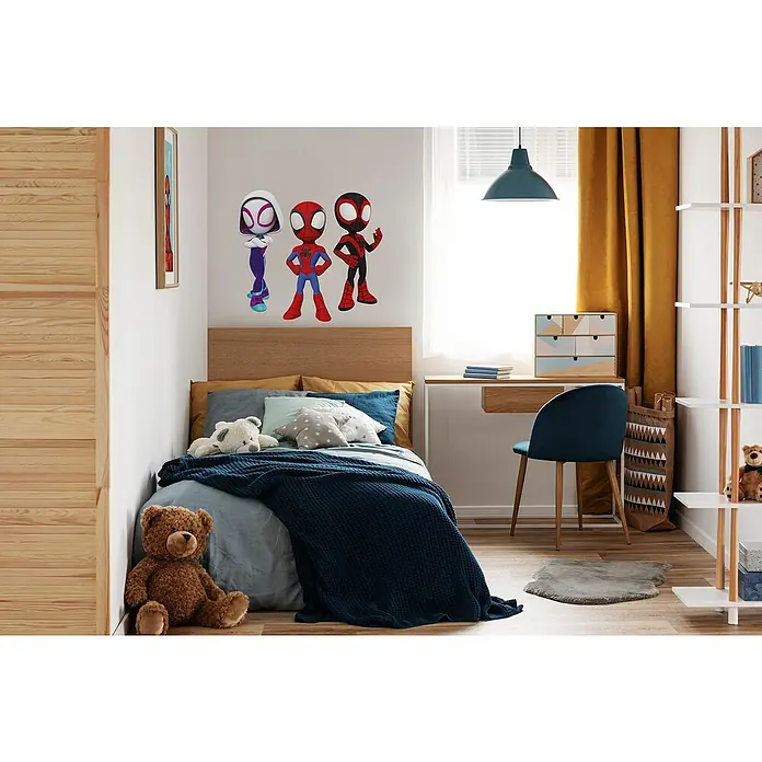 Komar Marvel Wandtattoo Spidey & Friends Trio - Bunt, 3 -tlg. - Schlafzimmer mit Spiderman Wandaufklebern, Holzbett, Schreibtisch und blauer Lampe. Kinderzimmerdekor mit niedlichen Comicfiguren für eine verspielte Atmosphäre.