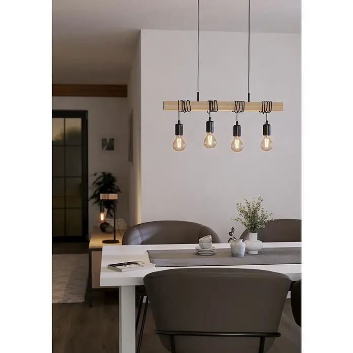 Eglo Townshend Pendelleuchte - 240 W, L x B x H: 70 x 10,5 x 110 cm, Braun/Schwarz, E27, 4 Stk. - Ein stilvoller Blick auf eine moderne Pendelleuchte mit vier Glühbirnen über einem Esstisch in einem eleganten Interieur.