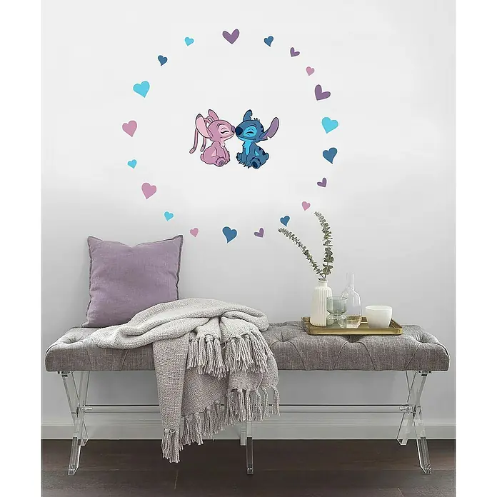 Komar Wandtattoo Stitch & Angel Cutie - Bunt, 22 -tlg. - Wanddekor mit Stitch und Angel, umgeben von bunten Herzen, die eine liebevolle und verspielte Atmosphäre in jedem Raum schaffen.