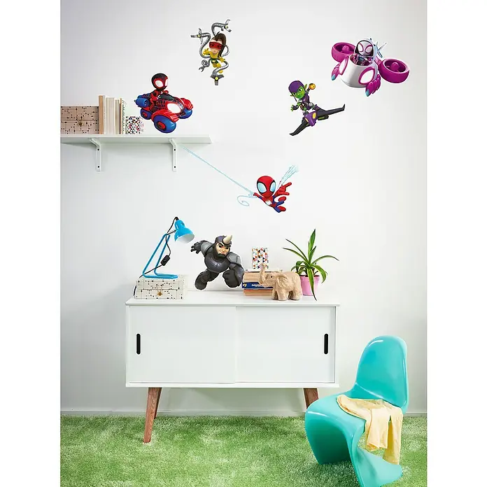 Komar Marvel Wandtattoo Spidey & Friends Chasing - Bunt, 6 -tlg. - Wanddekoration mit animierten Spider-Man-Figuren, darunter Miles Morales in einem roten Auto, für ein lebhaftes Kinderzimmer.