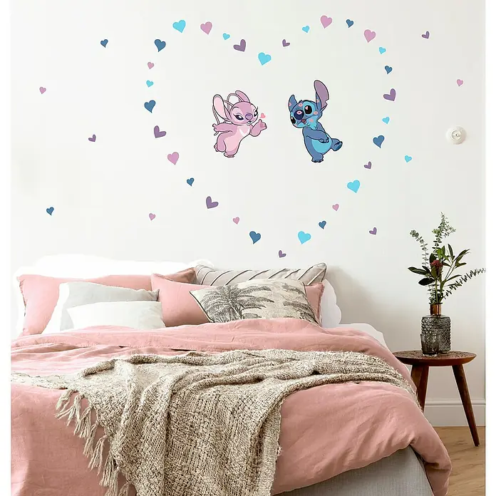 Komar Wandtattoo Stitch in Love - Bunt, 43 -tlg. - Wandaufkleber mit Stitch und Angel, umgeben von bunten Herzen, die eine liebevolle Atmosphäre ins Schlafzimmer bringen. Ideal für Kinderzimmer!