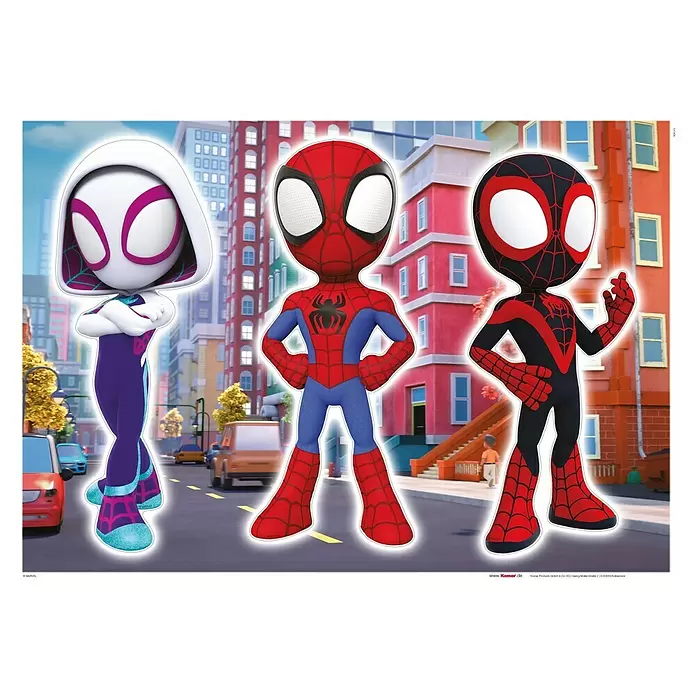 Komar Marvel Wandtattoo Spidey & Friends Trio - Bunt, 3 -tlg. - Drei stilisierte Spider-Man-Charaktere (Gwen, Peter, Miles) in einer Zeichentrickstadtkulisse.