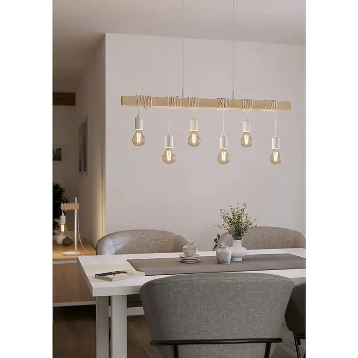 Eglo Townshend Pendelleuchte - 360 W, L x B x H: 100 x 10 x 110 cm, Braun/Weiß, E27, 6 Stk. - Moderne Pendelleuchte mit sechs Edison-Glühbirnen an einem hellen Holzbalken, hängt über einem Esstisch mit grauem Läufer.
