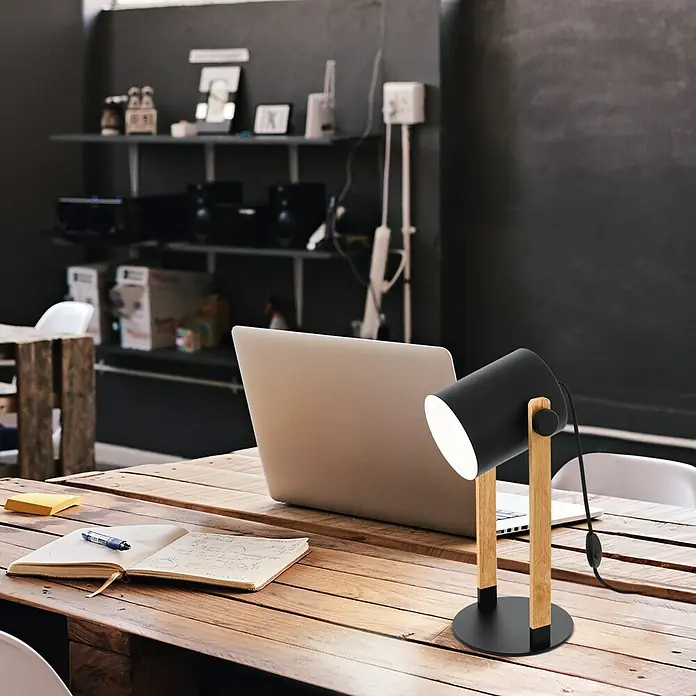 Eglo Hornwood Tischleuchte - 40 W, L x B x H: 21 x 18 x 42 cm, Schwarz/Creme, E27 - Moderne Schreibtischlampe mit Holzdetails auf einem Holztisch mit Notizbuch und Laptop.