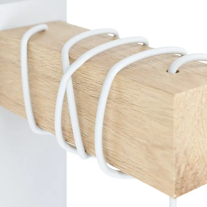 Eglo Townshend Wandleuchte - 10 W, L x B x H: 19 x 6,5 x 21,5 cm, Braun/Weiß, E27 - Nahaufnahme eines hellen Holzhandtuchhalters mit weißem Metalldrahtdesign.