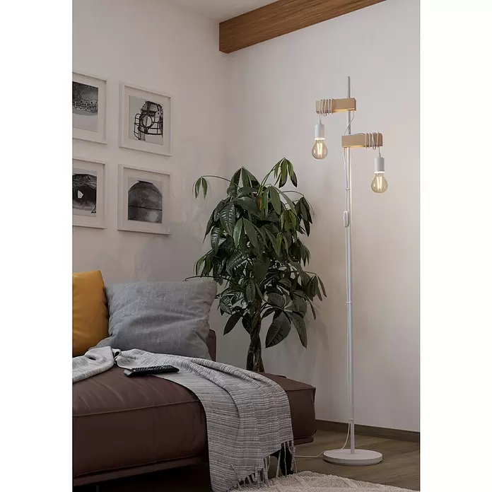 Eglo Townshend Stehleuchte - 20 W, Höhe: 166,5 cm, Braun/Weiß, E27 - Weiße Stehleuchte mit Holzdetails und sichtbaren Glühbirnen, beleuchtet eine gemütliche Wohnzimmerecke.