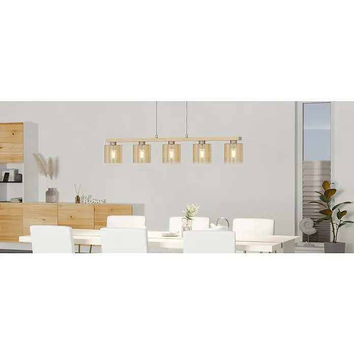 Eglo Pendelleuchte Castralvo - 140 W, L x B x H: 121 x 15 x 110 cm, Amber, E27 - Eine moderne Pendelleuchte mit fünf bernsteinfarbenen Glasschirmen hängt über einem Esstisch und sorgt für stilvolle Beleuchtung im Raum.