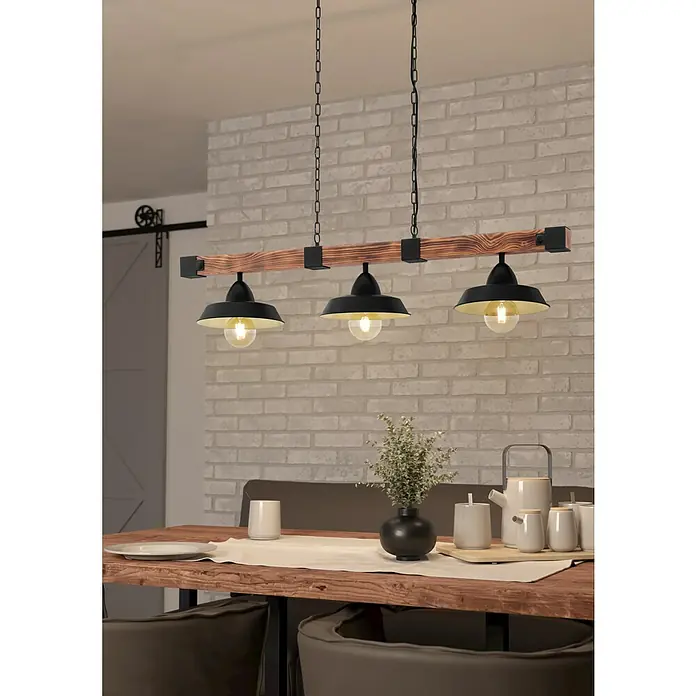 Eglo Pendelleuchte Oldbury -  - Eine rustikale Pendelleuchte mit drei Lampen, die an einer Holzbalkenkonstruktion befestigt sind. Das Design verleiht dem Raum einen industriellen Charme.