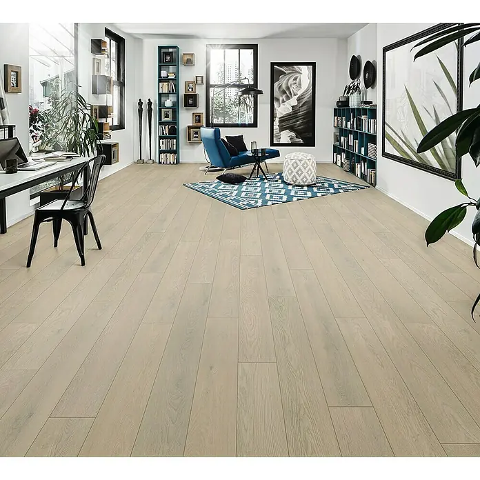 LOGOCLIC Aquaprotect Laminat - Mistery Oak, Landhausdiele, 1.288 x 195 x 8 mm - Ein helles, modernes Wohnzimmer mit Holzboden, der eine warme und einladende Atmosphäre schafft. Die Einrichtung ist stilvoll und minimalistisch.