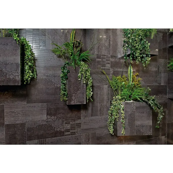 Azteca Feinsteinzeugfliese Cosmos Lux - L x B: 60 x 60 cm, Negro - Wandpaneele mit stilvollen Pflanzenbehältern und üppigem Grün. Die grauen Paneele bilden einen eleganten Hintergrund für die lebendige Pflanzenpracht.