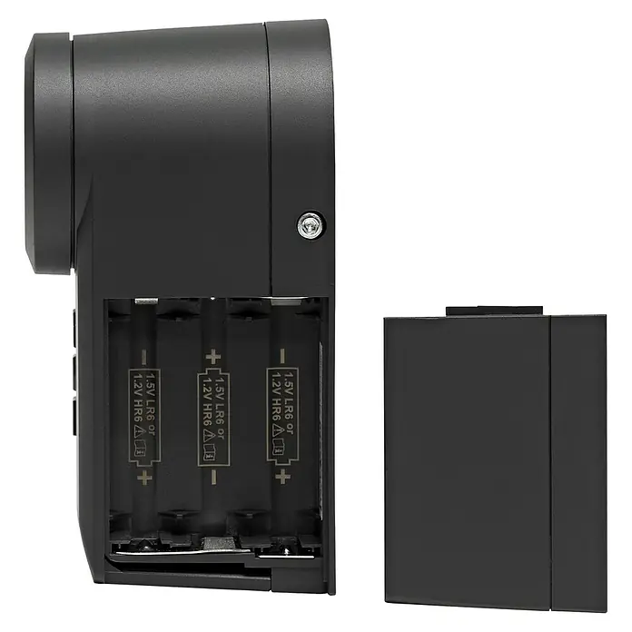 Homematic IP Funk-Türschlossantrieb HmIP-DLD-A - Anthrazit, Batteriebetrieben, 36 x 56 x 118 mm - Innenansicht einer schwarzen Kamera mit Batteriefach, das drei AA-Batterien enthält, neben einer abgenommenen Batterieabdeckung.
