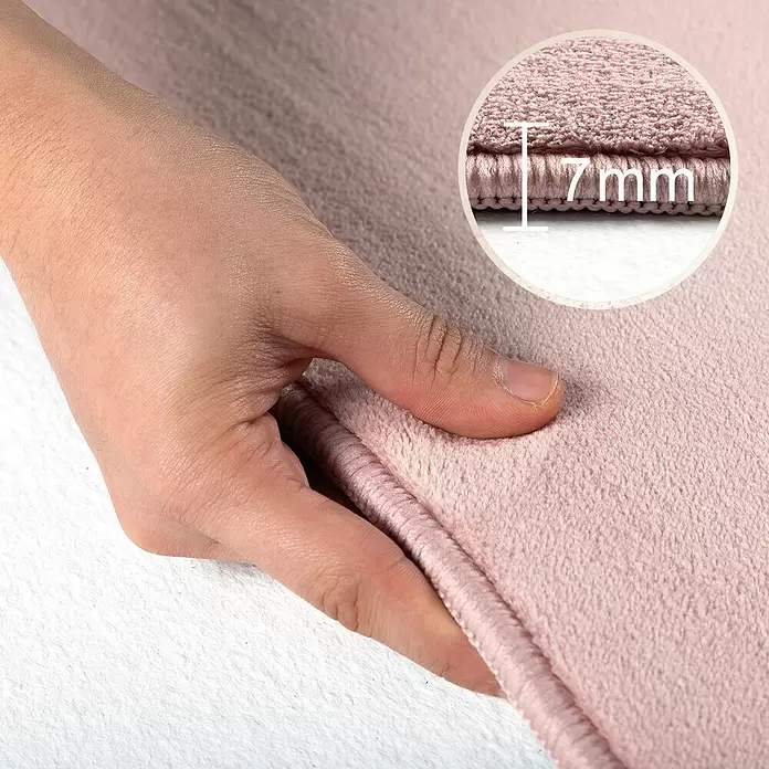Kurzflorteppich Sky - Rosa, Durchmesser: 160 cm, 100 % Polyester - Hand drückt sanft eine weiche rosa Matte, ihre 7 mm Dicke zeigend.