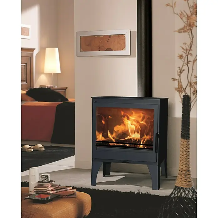 Panadero Estufa de leña Topaze - 7,1 kW, Volumen de calefacción: 220 m³, Antracita - Ambiente acogedor con una estufa de leña. La estufa negra con frente de vidrio crea calidez y un ambiente confortable en la habitación.