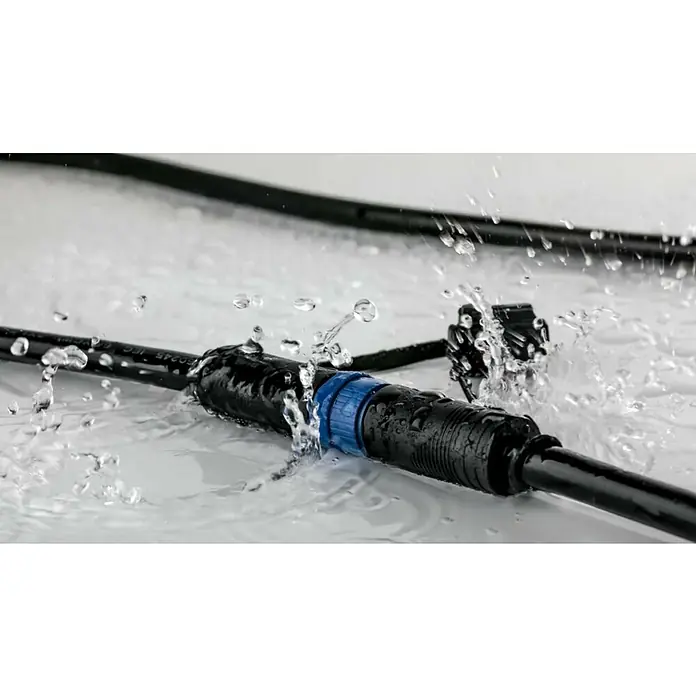 Paulmann Plug & Shine Verbindungskabel - 1 m, 2 Anschlüsse, IP68 - Schwarzes, wasserdichtes Kabel mit blauem Verbinder, umgeben von Spritzwasser, ideal für sichere Außenverbindungen.