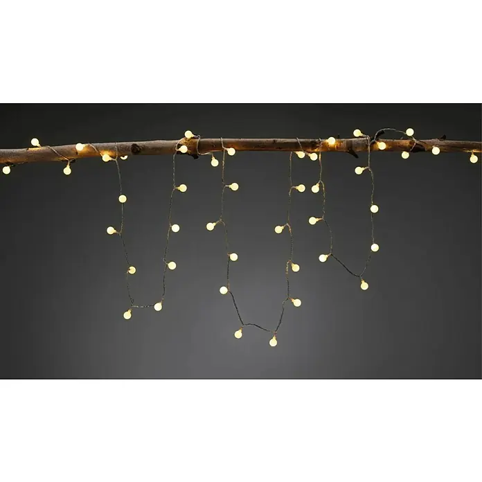Paulmann Plug & Shine Guirnalda luminosa LED - Para exterior, Color de luz: Blanco cálido, Número de bombillas: 48 ud., Largo: 5 m - Imagen decorativa de una tira de luces con globos blancos cálidos sujeta a una rama, creando un ambiente acogedor.
