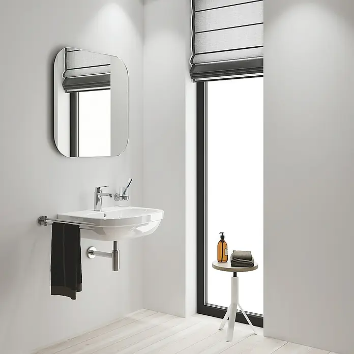 Grohe Eurosmart Cosmopolitan Waschtischarmatur M-Size - Ohne Zugstange, Chrom, Glänzend - Modernes Badezimmer-Interieur mit Waschbecken, Spiegel und Hocker vor dem Fenster. Das Waschbecken ist elegant und funktional gestaltet.