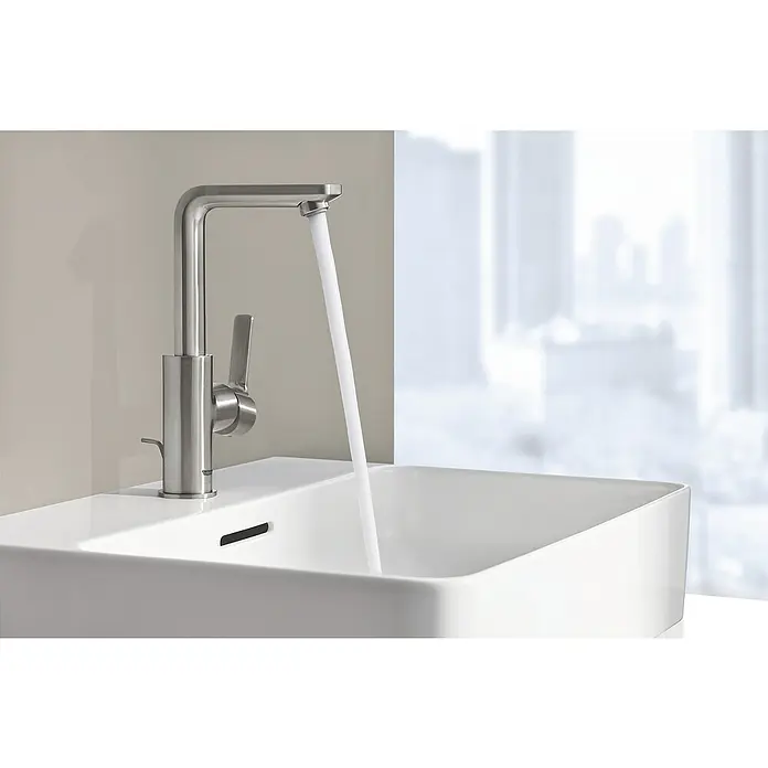 Grohe Lineare Waschtischarmatur L-Size - Supersteel, Matt - Moderner Wasserhahn aus Edelstahl über einem weißen Waschbecken mit fließendem Wasser, der ein elegantes Baddesign zeigt.
