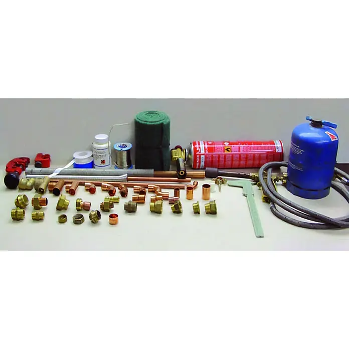 Pieza T de latón - Diámetro: 12 mm, Latón - Varios suministros de plomería, incluyendo tuberías de cobre, accesorios y herramientas de soldadura, esenciales para trabajos de plomería.