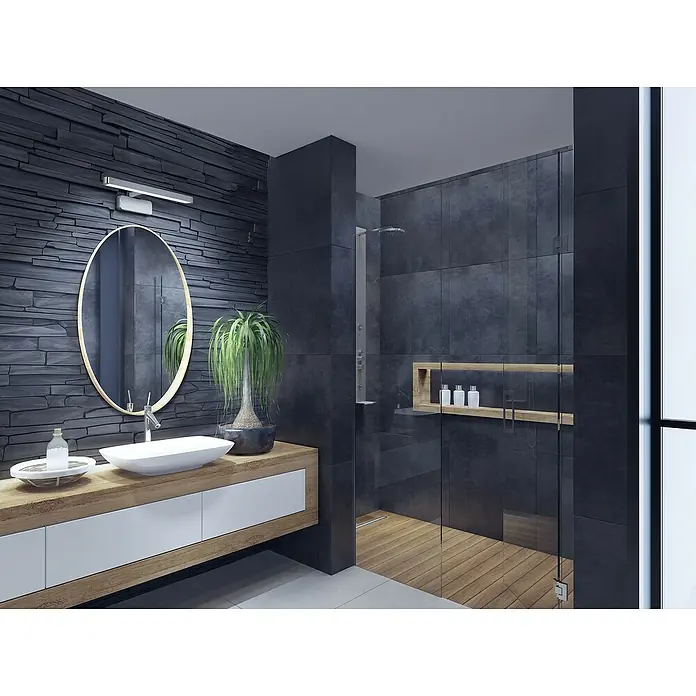 Ledvance Orbis LED-Spiegelleuchte Disc - 7 W, L x B x H: 40 x 12 x 7 cm, Chrome, Neutralweiß - Modernes Badezimmer mit Waschbecken, Spiegel und Dusche. Die Steinwand und die Holzelemente verleihen dem Raum eine elegante Note.