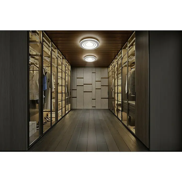 Ledvance LED-Deckenleuchte rund - 42 W, Ø x H: 50,5 x 6 cm, Weiß, Warmweiß - Elegantes Ankleidezimmer mit Glasfronten, das einen organisierten Blick auf Kleidung und Accessoires bietet, beleuchtet durch moderne Deckenleuchten.