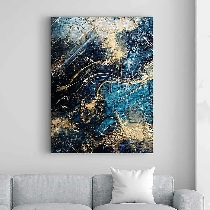 Dotcomcanvas Leinwandbild - Blue Thunder - Abstrakt, B x H: 150 x 200 cm - Wandkunst mit blau-goldener abstrakter Malerei, die über einem grauen Sofa mit weißem Kissen hängt.