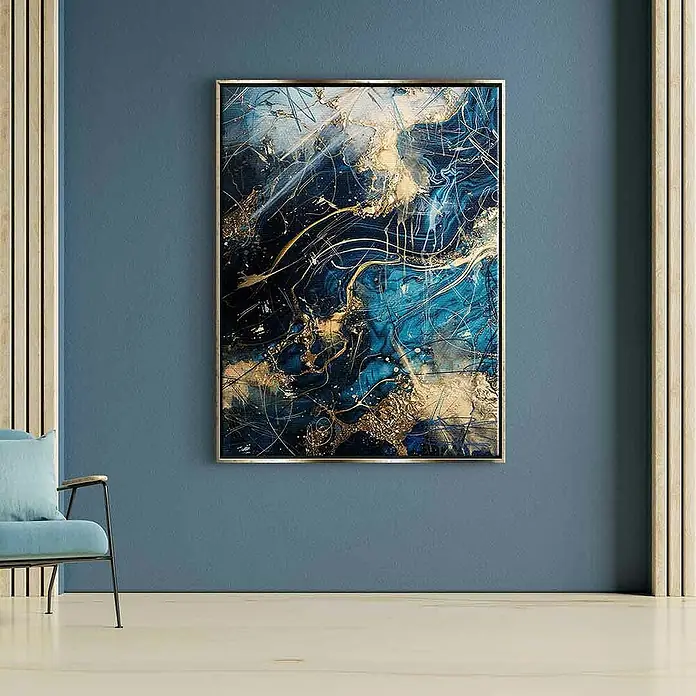Dotcomcanvas Leinwandbild - Blue Thunder - Abstrakt, B x H: 150 x 200 cm - Elegantes abstraktes Kunstwerk in Blau- und Goldtönen, gerahmt und an einer blauen Wand präsentiert.