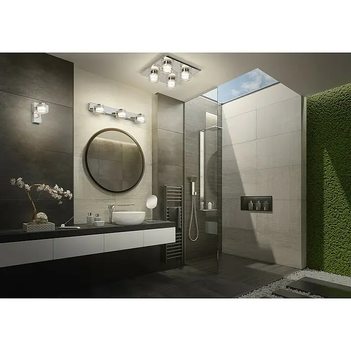 Ledvance Orbis LED-Wandleuchte Flame - 5,5 W, L x B x H: 10 x 13 x 15 cm, Chrome, Warmweiß, 1 Stk. - Helles Badezimmer mit stilvoller Beleuchtung, darunter eine Deckenleuchte und eine Spiegelleuchte, die das moderne Design hervorheben.