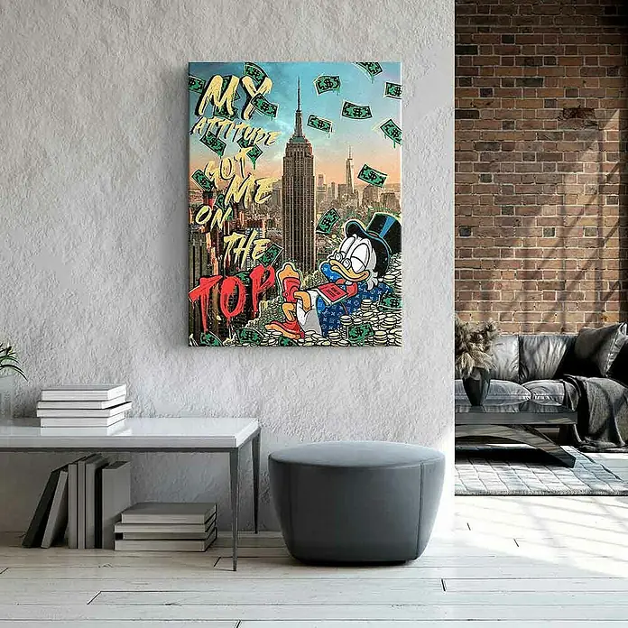 Dotcomcanvas Leinwandbild - My Attitude Got Me Here, B x H: 60 x 80 cm - Wandkunst mit Dagobert Duck, der auf einem Geldhaufen in New York liegt, mit dem Schriftzug "My Attitude Got Me On The Top".
