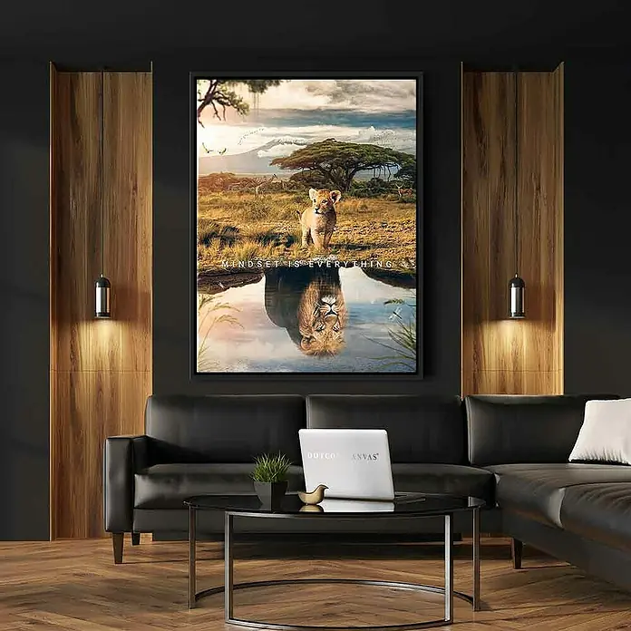 Dotcomcanvas Leinwandbild - Mindset Is Everything Africa, B x H: 75 x 100 cm - Dieses atemberaubende Leinwandbild zeigt einen Löwen und sein Spiegelbild mit der Botschaft "Mindset is Everything", perfekt für jedes Wohnzimmer.