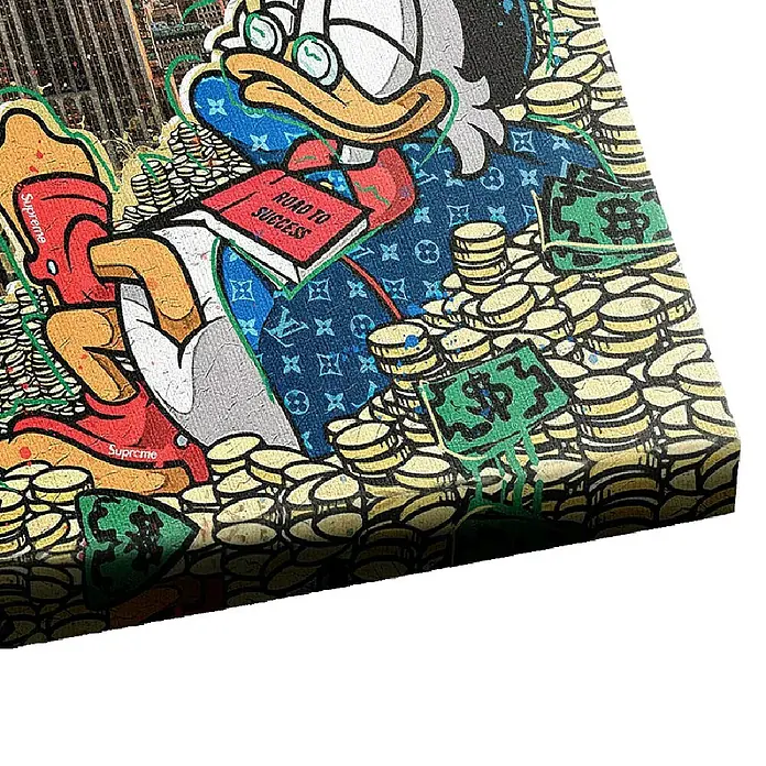 Dotcomcanvas Leinwandbild - My Attitude Got Me Here, B x H: 60 x 80 cm - Kunstwerk mit Dagobert Duck, umgeben von Goldmünzen und Geldscheinen, mit dem Titel "Road to Success" auf einem roten Buch.