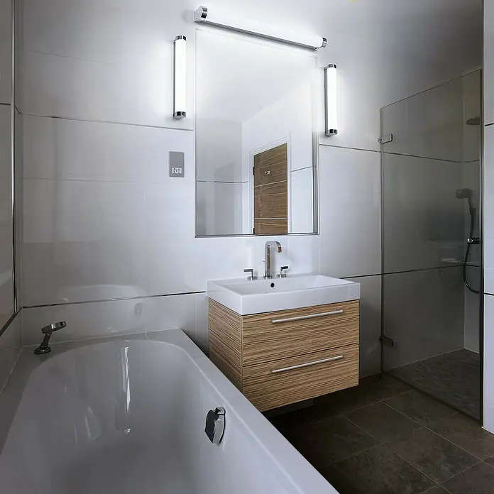Ledvance Orbis LED-Spiegelleuchte Tube - 9 W, L x B x H: 40 x 7 x 5,4 cm, Chrome, Frostglas, Warmweiß - Modernes Badezimmer mit Doppelwaschtisch in Holzoptik, großem Spiegel und stilvoller Beleuchtung für eine elegante Atmosphäre.