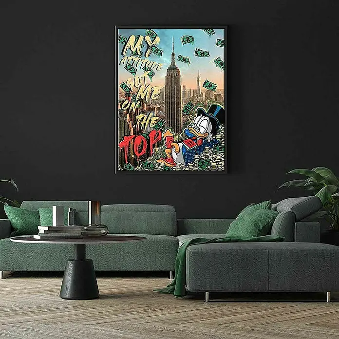 Dotcomcanvas Leinwandbild - My Attitude Got Me Here, B x H: 60 x 80 cm - Ein gerahmtes Kunstwerk mit Dagobert Duck, der auf einem Stapel Geld lehnt, mit der Skyline von New York im Hintergrund.