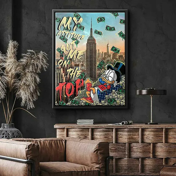 Dotcomcanvas Leinwandbild - My Attitude Got Me Here, B x H: 60 x 80 cm - Stilvolles Wandbild mit Dagobert Duck auf einem Geldhaufen vor der Skyline von New York. Eine luxuriöse Dekoration für Wohn- oder Büroräume.