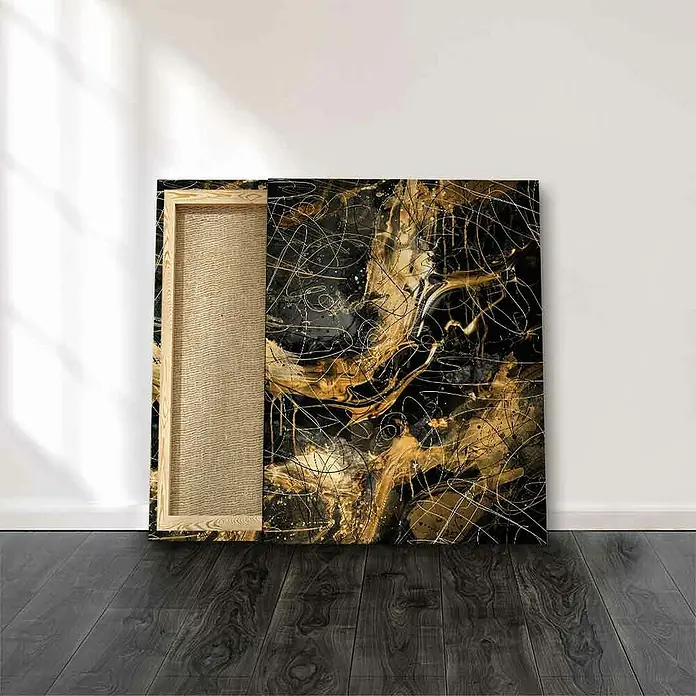 Dotcomcanvas Leinwandbild - Black Power - Abstrakt, B x H: 60 x 80 cm - Abstraktes Gemälde in Gold und Schwarz mit Leinwandstruktur und Holzrahmen, das an einer weißen Wand und auf einem dunklen Holzboden steht.