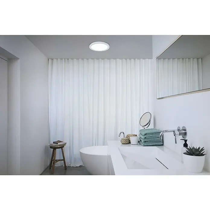 Ledvance Orbis LED-Deckenleuchte Disc - 22 W, Ø x H: 30 x 3 cm, Weiß, Warmweiß, Rund - Elegantes Badezimmer mit einer modernen Deckenleuchte, die helles Licht spendet und das minimalistische Design des Raumes hervorhebt.