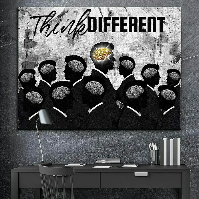 Dotcomcanvas Leinwandbild - Think Different, B x H: 120 x 90 cm - Abstraktes Wandbild "Anders Denken" mit Silhouetten von Menschen und einem goldenen Gehirn, das Individualität symbolisiert, über einem schwarzen Schreibtisch.