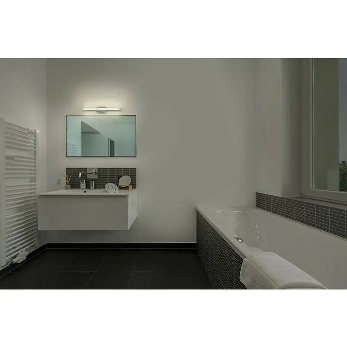 Ledvance Orbis LED-Spiegelleuchte Mirror - 10 W, L x B x H: 60 x 8,8 x 5,7 cm, Chrome, Warmweiß - Modernes Badezimmer mit Waschbeckenunterschrank, Handtuchheizkörper, Spiegel und Badewanne, stilvoll und funktional gestaltet.