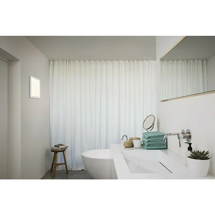 Ledvance Orbis LED-Deckenleuchte Disc - 22 W, Weiß, Warmweiß, Quadratisch - Das moderne Badezimmer verfügt über ein Waschbecken, Armaturen, einen Spiegel, Handtücher, Dekoration und eine stimmungsvolle Beleuchtung.