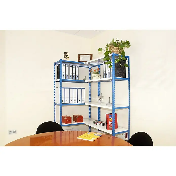 Simonrack Simonclick Estante rinconero Simoncorner - Al x An x Pr: 200 x 140 x 40 cm, Capacidad de carga por balda: 80 kg, Número de baldas: 10 ud., Inserción, Azul/Blanco - La estantería de esquina azul ofrece espacio para carpetas, plantas y objetos decorativos. Se encuentra en una habitación luminosa junto a una mesa.