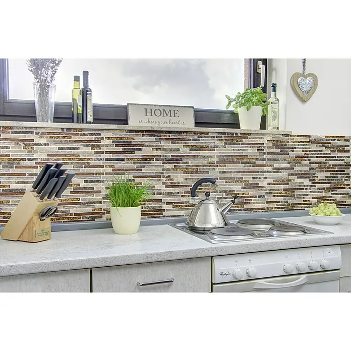 Mosaikfliese Verbund Crystal Mix - 29,8 x 33,8 cm, Beige/Braun, Glänzend - Nahaufnahme eines stilvollen Kochbereichs mit Mosaikfliesen, einem Messerblock und einem Wasserkocher.