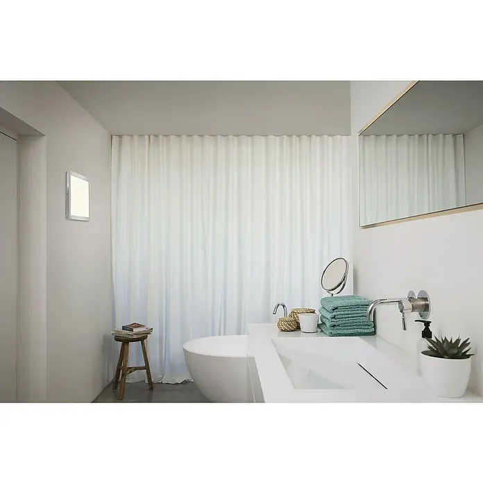Ledvance Orbis LED-Deckenleuchte Disc - 22 W, Ø x H: 30 x 3 cm, Chrome, Warmweiß, Quadratisch - Helles Badezimmer-Interieur mit minimalistischem Waschbecken, Spiegel, Handtüchern und stilvoller Dekoration. Die sanfte Beleuchtung schafft eine entspannende Atmosphäre.
